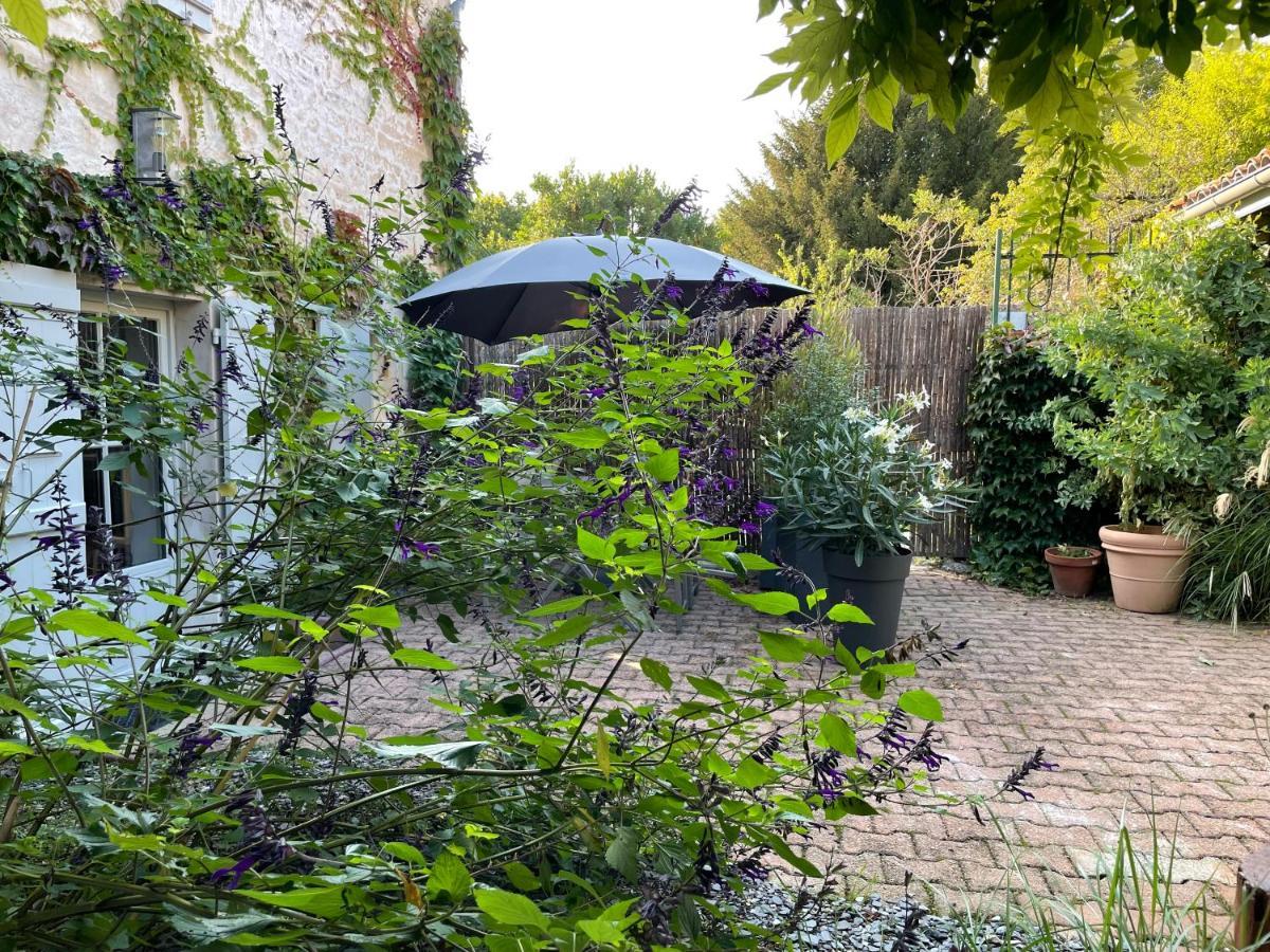 Gite Du Presbytere Port D'Envaux, Ravissante Maison De Charme 외부 사진