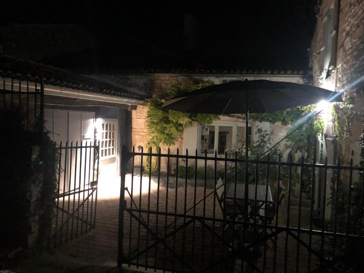 Gite Du Presbytere Port D'Envaux, Ravissante Maison De Charme 외부 사진