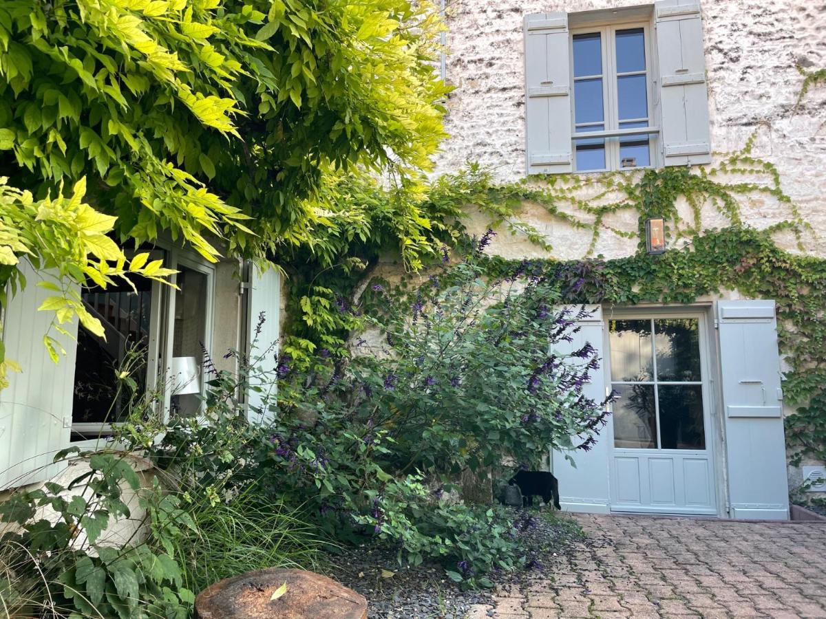 Gite Du Presbytere Port D'Envaux, Ravissante Maison De Charme 외부 사진