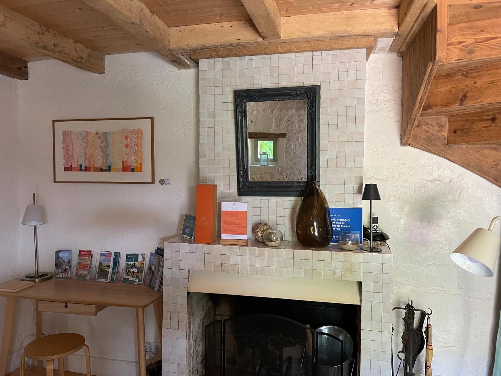 Gite Du Presbytere Port D'Envaux, Ravissante Maison De Charme 외부 사진